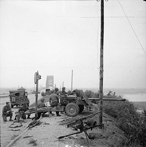 English: IWM caption : 17-pdr anti-tank gun of... English: IWM caption : 17-pdr anti-tank gun of...