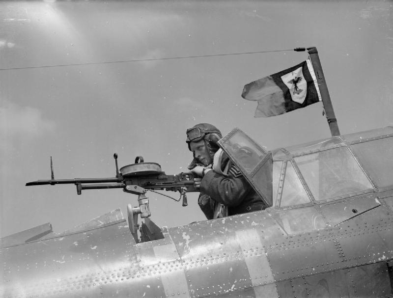 A sergeant air-gunner mans his Vickers 'K' gun... A sergeant air-gunner mans his Vickers 'K' gun...