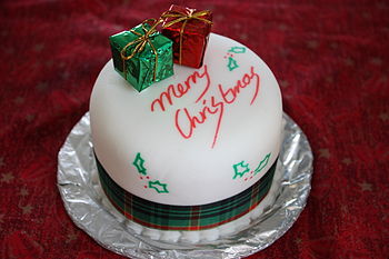 English: A neatly decorated Christmas cake. English: A neatly decorated Christmas cake.