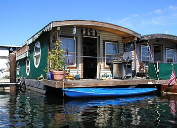 English: A houseboat on Lake Union in Seattle,... English: A houseboat on Lake Union in Seattle,...